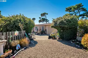 433 Myeena Loop, Florence, OR 97439 - Photo 2