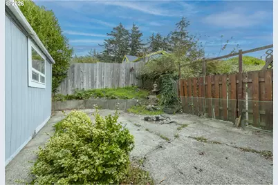 220 SW 29th St, Newport, OR 97365 - Photo 4