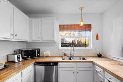 837 NE Roselawn St, Portland, OR 97211 - Photo 8