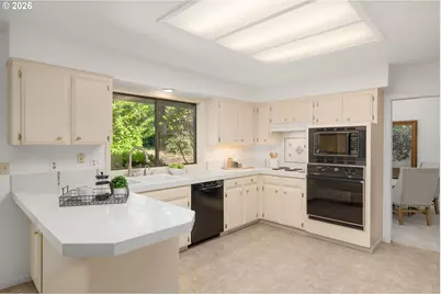 1810 SW Parkwood Dr, Portland, OR 97225 - Photo 12
