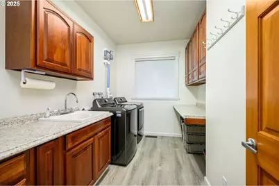 2351 NW Pinehurst Dr, McMinnville, OR 97128 - Photo 18