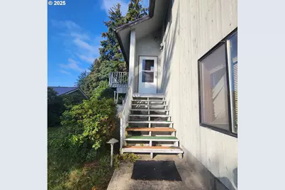 303 9th St, Garibaldi, OR 97118 - Photo 2