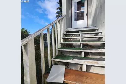 303 9th St, Garibaldi, OR 97118 - Photo 6