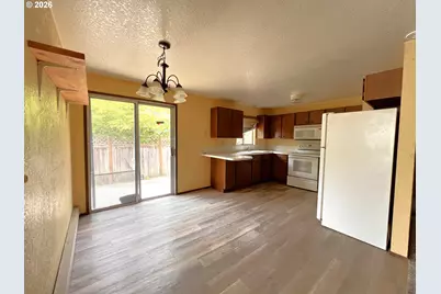 618 W 15th St, Coquille, OR 97423 - Photo 4
