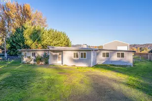 255 Shady Dr, Roseburg, OR 97471 - Photo 2