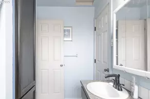 1732 E Washington Ave, Cottage Grove, OR 97424 - Photo 12