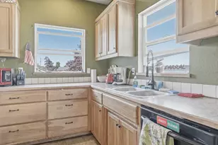 1732 E Washington Ave, Cottage Grove, OR 97424 - Photo 8