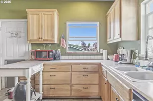 1732 E Washington Ave, Cottage Grove, OR 97424 - Photo 8