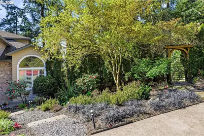 8550 SW Rogue Ln, Wilsonville, OR 97070 - Photo 4