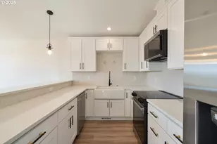 110 Crescent St, Tillamook, OR 97141 - Photo 16