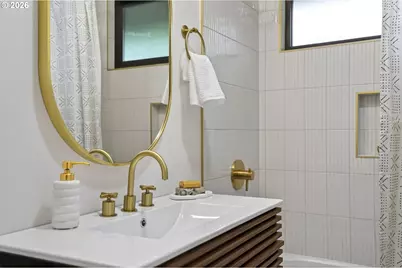 12019 NE Sacramento St, Portland, OR 97220 - Photo 32