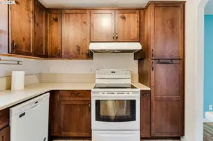 1010 Elkay Dr, Eugene, OR 97404 - Photo 10