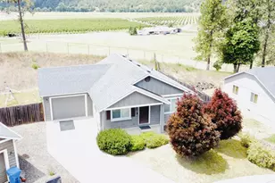 783 Callahan Dr, Roseburg, OR 97471 - Photo 2