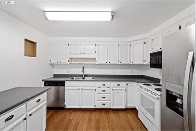 1980 Princeton Dr, Eugene, OR 97405 - Photo 8