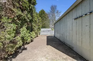 1980 Princeton Dr, Eugene, OR 97405 - Photo 20