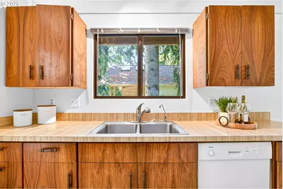 9316 SW 8th Dr, Portland, OR 97219 - Photo 18