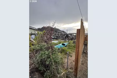 785 Broadway Ave, Winchester Bay, OR 97467 - Photo 4