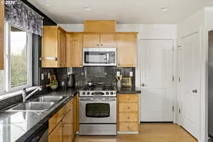 6610 N Smith Ct, Portland, OR 97203 - Photo 16