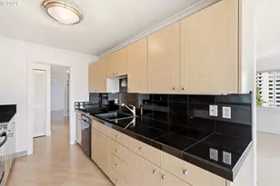 2211 SW Park Pl, Portland, OR 97205 - Photo 14