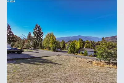 1195 NW Baker Dr, White Salmon, WA 98672 - Photo 2