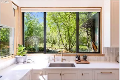 570 Toms Dr, Hood River, OR 97031 - Photo 18