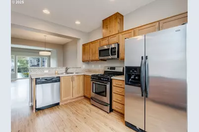 324 NE Edgeway Dr, Hillsboro, OR 97006 - Photo 8