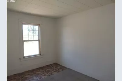 314 NW Second St, Grass Valley, OR 97029 - Photo 16