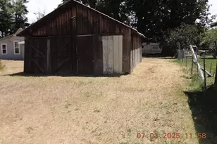 314 NW 2nd St, Grass Valley, OR 97029 - Photo 26