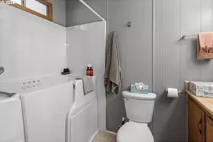 1800 Lakewood Ct, Eugene, OR 97402 - Photo 16