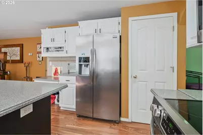 215 W St James Pl, Longview, WA 98632 - Photo 8