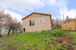 248 SE Pitzer St, Roseburg, OR 97470 - Photo 1