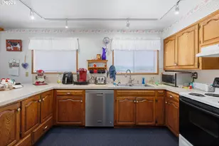40028 Lacomb Dr, Lebanon, OR 97355 - Photo 8