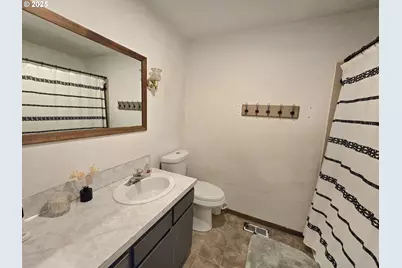 1880 Fairhill Dr, Roseburg, OR 97471 - Photo 10