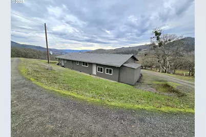 1880 Fairhill Dr, Roseburg, OR 97471 - Photo 2