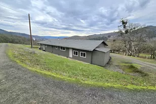 1880 Fairhill Dr, Roseburg, OR 97471 - Photo 2