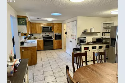 1960 Valhalla St, Eugene, OR 97401 - Photo 8