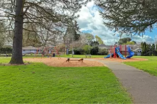 8915 SE Market St, Portland, OR 97216 - Photo 22