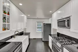 2271 SW Montgomery Dr, Portland, OR 97201 - Photo 14