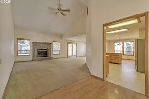 668 NE Maryann Ct, Hillsboro, OR 97124 - Photo 4