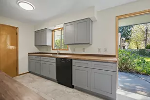 10336 NE Russell Ct, Portland, OR 97220 - Photo 10