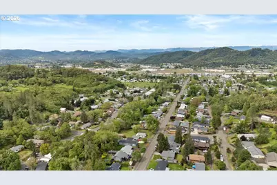 313 NE Kirby Ave, Roseburg, OR 97470 - Photo 24