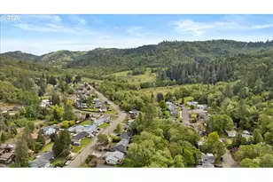 313 NE Kirby Ave, Roseburg, OR 97470 - Photo 26