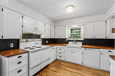 819 Sierra Vista Dr, Newberg, OR 97132 - Photo 2