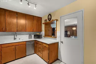 9945 N Lombard St, Portland, OR 97203 - Photo 8