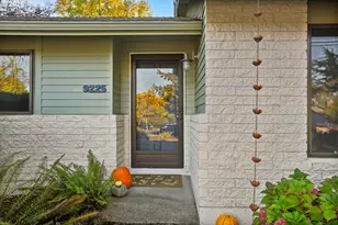 9225 SW Jamieson Rd, Beaverton, OR 97005 - Photo 2