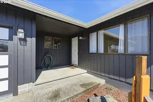 2070 Hayes St, North Bend, OR 97459 - Photo 4