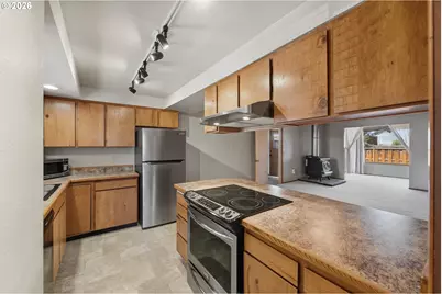2070 Hayes St, North Bend, OR 97459 - Photo 10