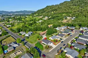 110 W Flangas Ave, Roseburg, OR 97471 - Photo 44
