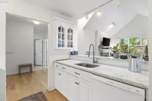 1710 S Harbor Way, Portland, OR 97201 - Photo 2