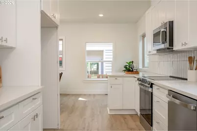 8413 NE Hassalo St, Portland, OR 97220 - Photo 12